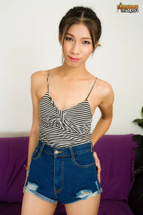 Asian Trans Woman Poses Fully Nude and Shows Her Figure – photo 2 of 16