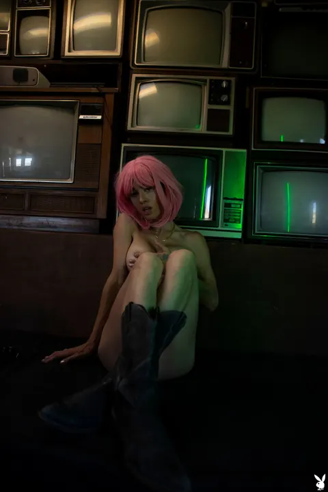 Short-Haired Babe Bares Her Big Tits and Spreads Wide – photo 19 of 21