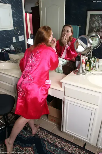 Thick Ebony MILF Spreads Her Pussy by the Mirror