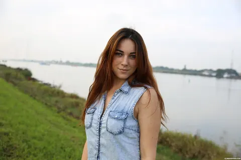 ZOE DAVIS: Thick Dutch Woman Spreads Her Pussy on a Tractor – photo 14 of 21