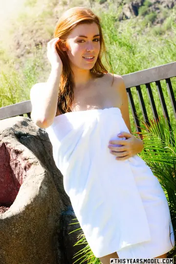 Jessica Robinson – Tall Redhead Undresses Nude Outdoors