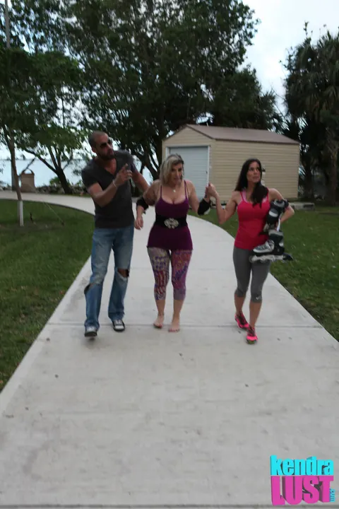 Kendra Lust & Sara Jay: Curvy MILF with Big Tits Gets Fucked Doggy Outdoors – photo 3 of 20