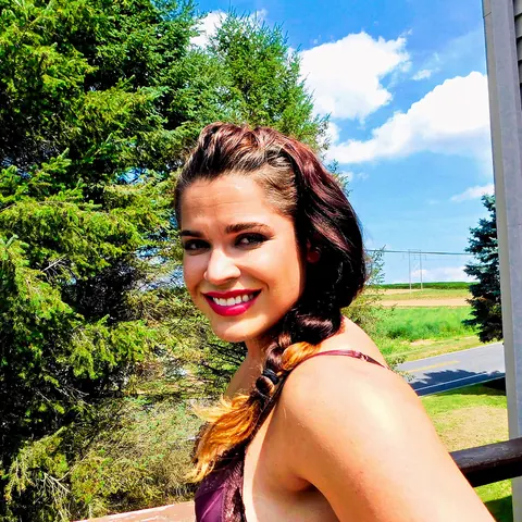 Sammi Starfish: Curvy Brunette Shows Off Her Wide Hips in Shorts – photo 12 of 15