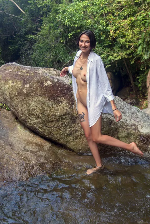 Woman Poses Fully Nude for a Glamour Session – photo 1 of 21