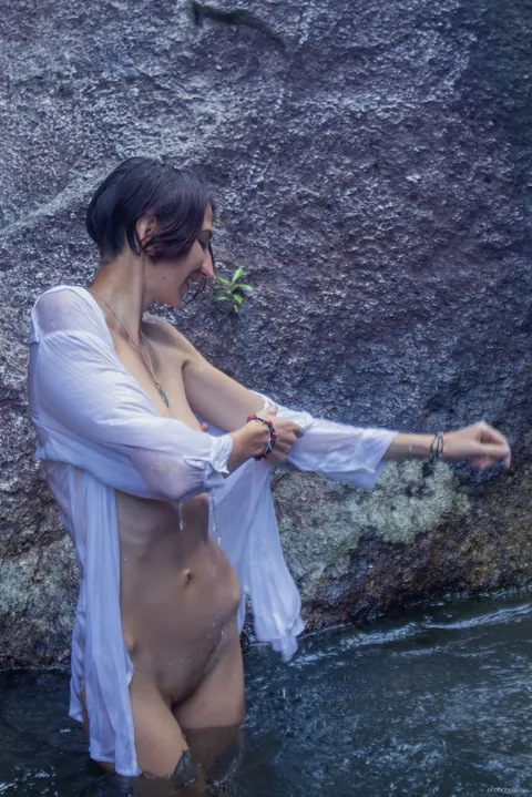 Woman Poses Fully Nude for a Glamour Session – photo 14 of 21