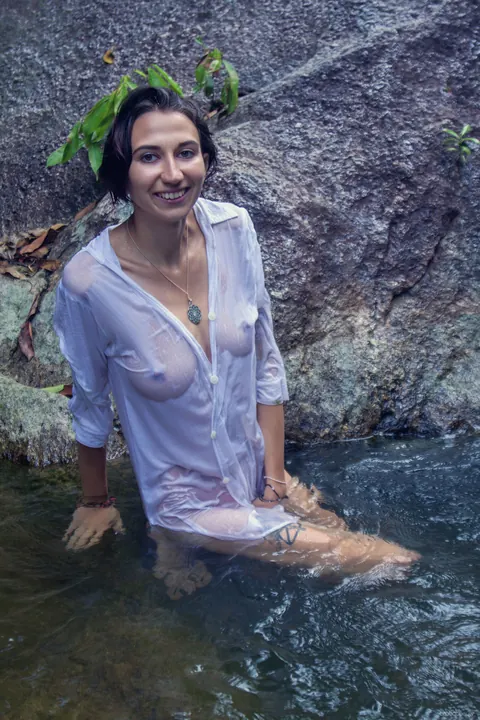 Woman Poses Fully Nude for a Glamour Session – photo 15 of 21