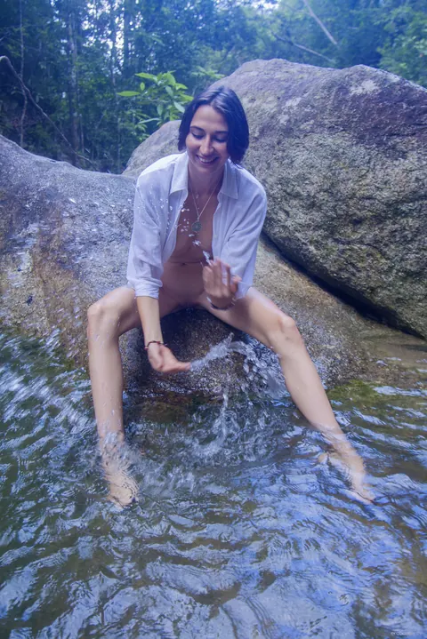 Woman Poses Fully Nude for a Glamour Session – photo 7 of 21
