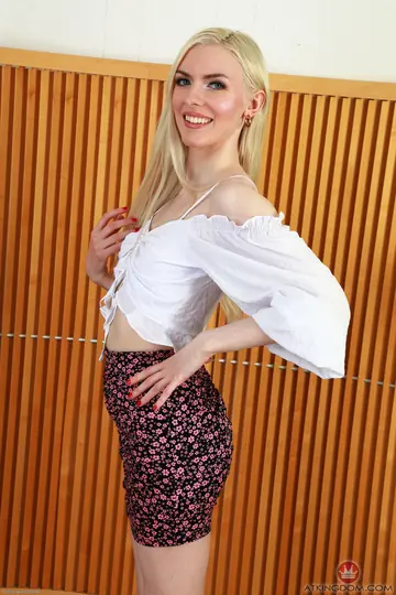 Celestina Blooms – PAWG Blonde Spreads Her Ass for Anal in a Skirt