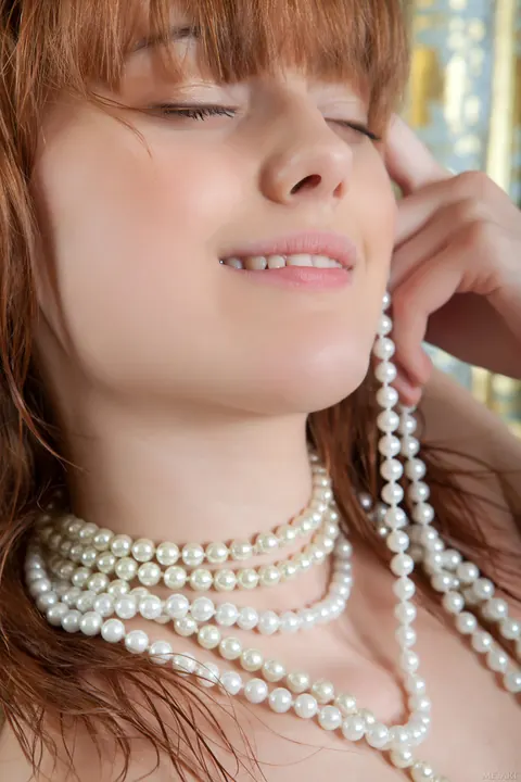 Thick Redhead Shows Her Shaved Pussy and Spreads Wide – photo 5 of 21