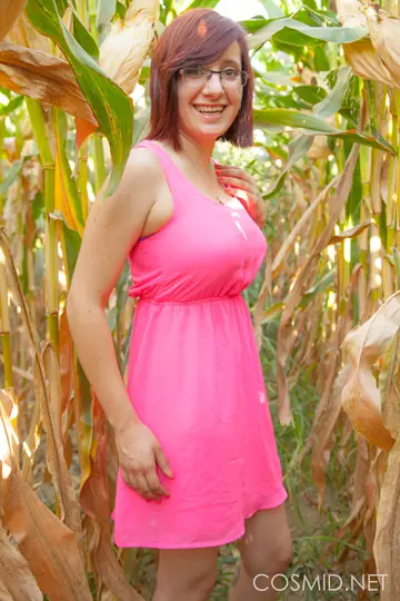 Chelsea Bell – Thick Redhead MILF Strips Outdoors
