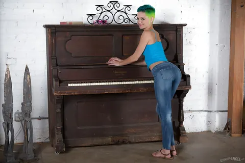 PAWG in Jeans Shows Off Her Tattooed Feet – photo 2 of 16