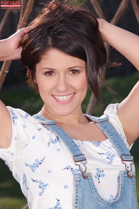 Brunette PAWG Strips Out of Her Skirt and Spreads Outdoors – photo 2 of 16