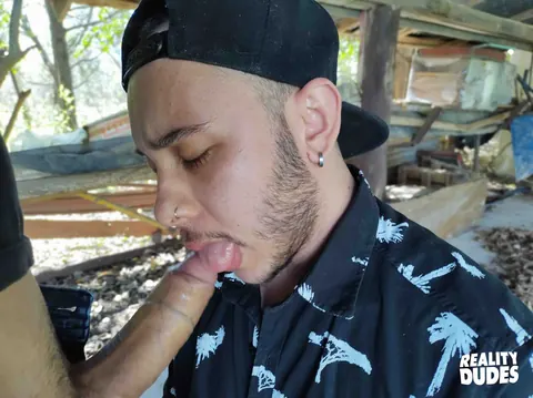 Two Men Kiss and Fuck Bareback Outdoors to Cumshot – photo 2 of 11