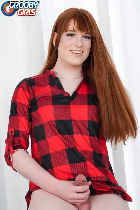 Trans Woman Displays Her Nude Body in Full Length Poses – photo 7 of 16
