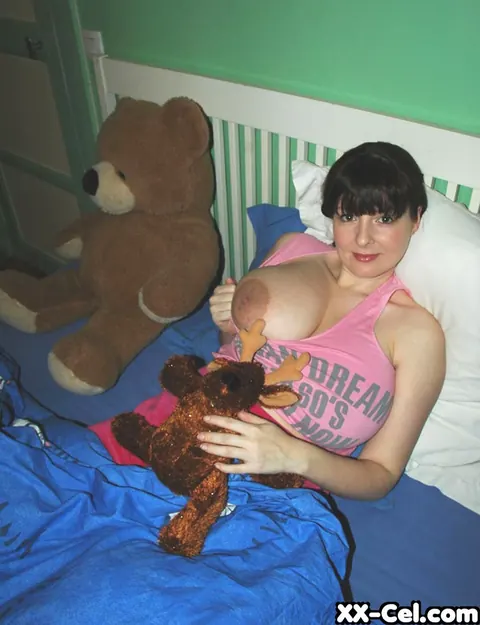 Lorna Morgan: British MILF Flaunts Her Huge Natural Tits and Stretches Her Ass – photo 6 of 20
