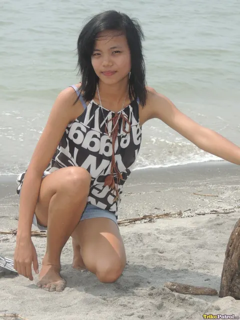Petite Filipina Auditions Outdoors Spreading Her Pussy – photo 2 of 18