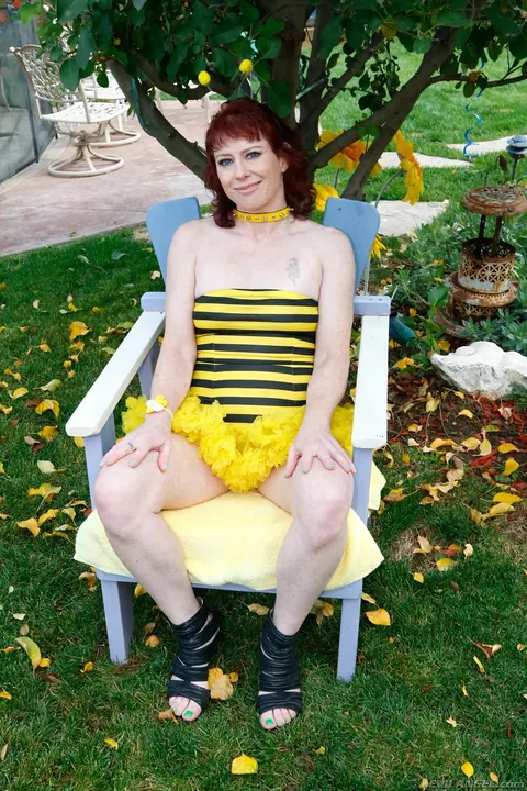 Amber Rayne: Brunette MILF Strips Nude and Displays Her Pussy and Buttocks Outdoors – photo 5 of 19