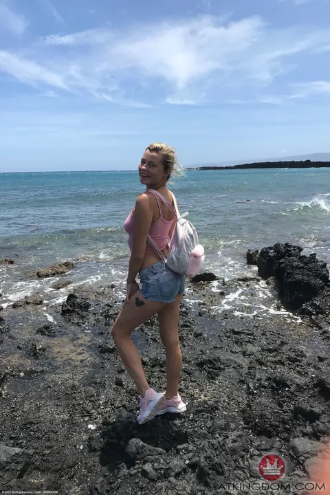 Carolina Sweets: Tanned Blonde in Shorts Spreads Her Pussy on the Beach – photo 1 of 20