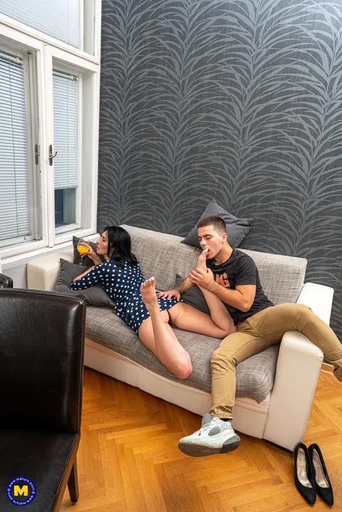 Eva Black: PAWG MILF Sucks Cock and Takes Anal Doggy Style – photo 4 of 20