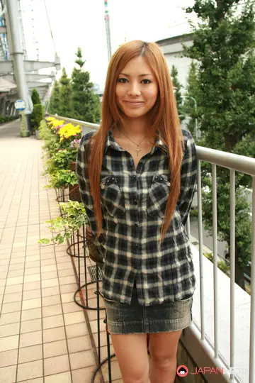 Anna Morisaki – Japanese Redhead Lifts Her Skirt Outdoors