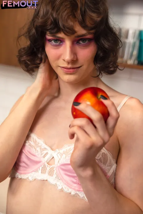 Slim Trans Woman Poses in Lingerie – photo 1 of 16