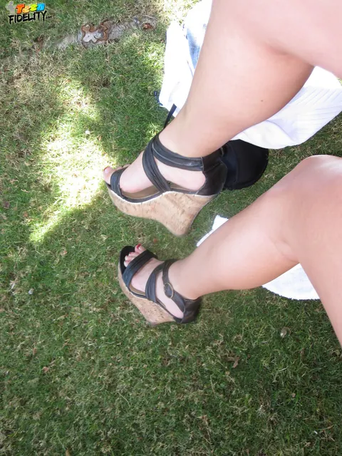 Jenna Rose: Brunette in Heels Flashes Her Tits in an Outdoor Mirror Selfie – photo 15 of 17