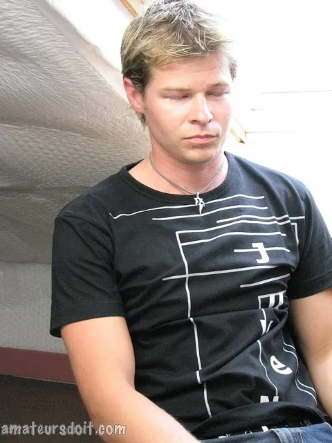 Blonde Guy Strokes Himself on the Sofa – photo 4 of 21