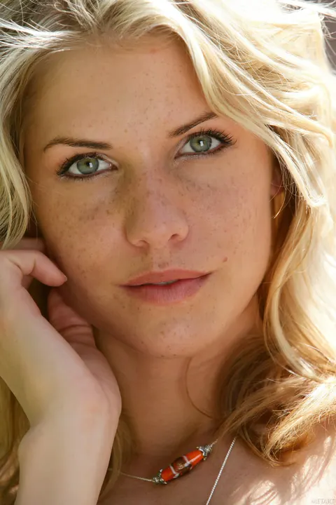 Blonde Beauty Poses and Strips Nude – photo 21 of 21