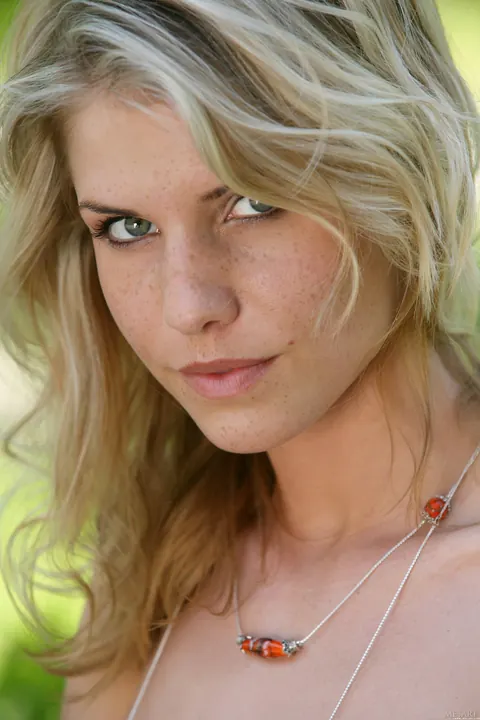 Blonde Beauty Poses and Strips Nude – photo 14 of 21