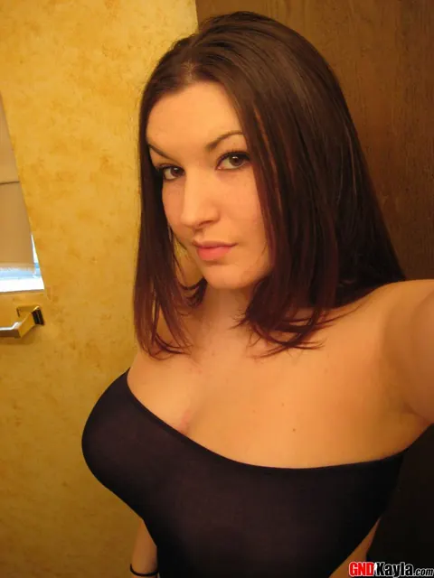 Busty Brunette in Off-Shoulder Dress Spreads for Mirror Selfies – photo 5 of 12