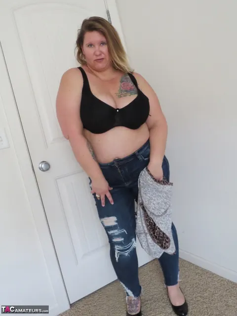 Busty Kris Ann: Curvy Blonde MILF Strips Off Her Ripped Jeans and Poses Naked – photo 2 of 16