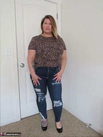 Busty Kris Ann – Curvy Blonde MILF Strips Off Her Ripped Jeans and Poses Naked