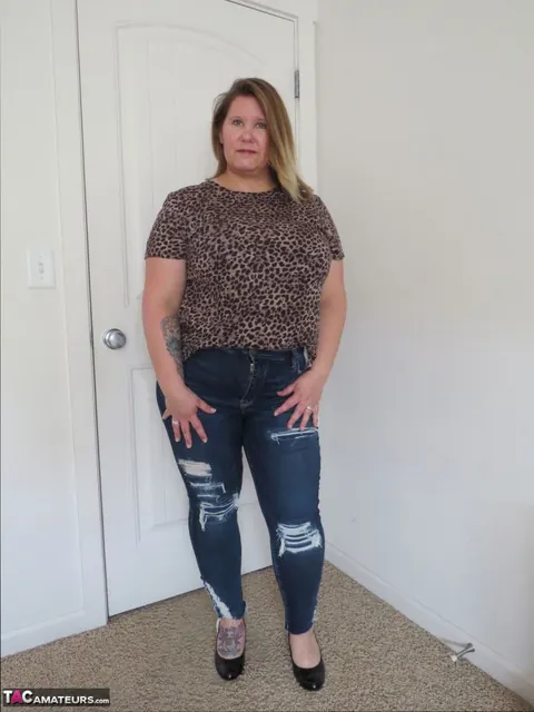 Busty Kris Ann: Curvy Blonde MILF Strips Off Her Ripped Jeans and Poses Naked – photo 1 of 16