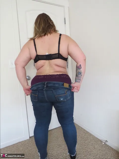 Busty Kris Ann: Curvy Blonde MILF Strips Off Her Ripped Jeans and Poses Naked – photo 6 of 16