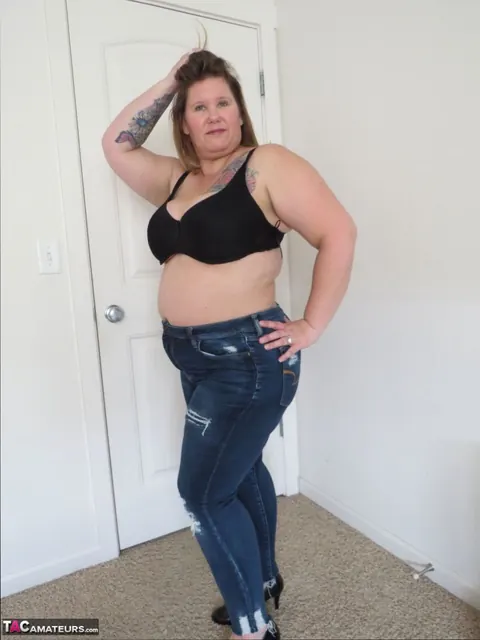 Busty Kris Ann: Curvy Blonde MILF Strips Off Her Ripped Jeans and Poses Naked – photo 3 of 16