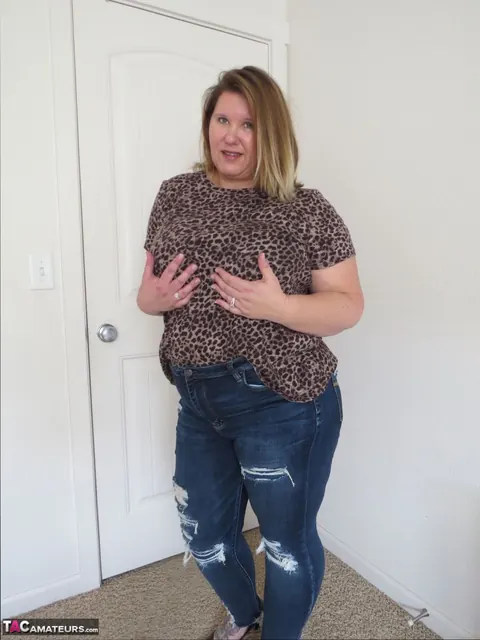 Busty Kris Ann: Curvy Blonde MILF Strips Off Her Ripped Jeans and Poses Naked – photo 16 of 16