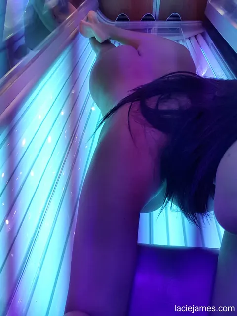 Lacie James: Tattooed Black-Haired MILF Spreads for Selfies in the Solarium – photo 7 of 19