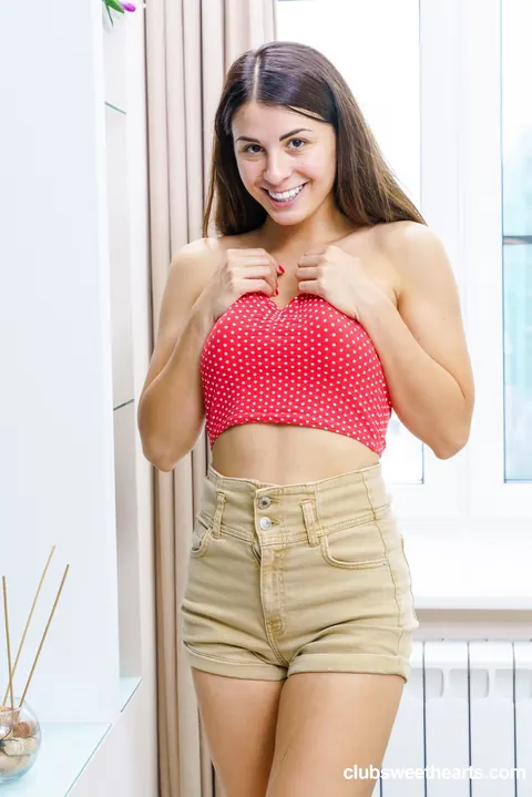 Alice Kelly: Russian Brunette Spreads and Fingers Her Pussy – photo 3 of 21
