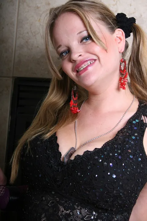 Kissy Darling: Tall Blonde in Stockings Shows Off Her Big Natural Tits – photo 4 of 21