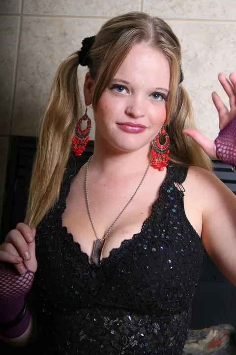 Kissy Darling: Tall Blonde in Stockings Shows Off Her Big Natural Tits – photo 5 of 21
