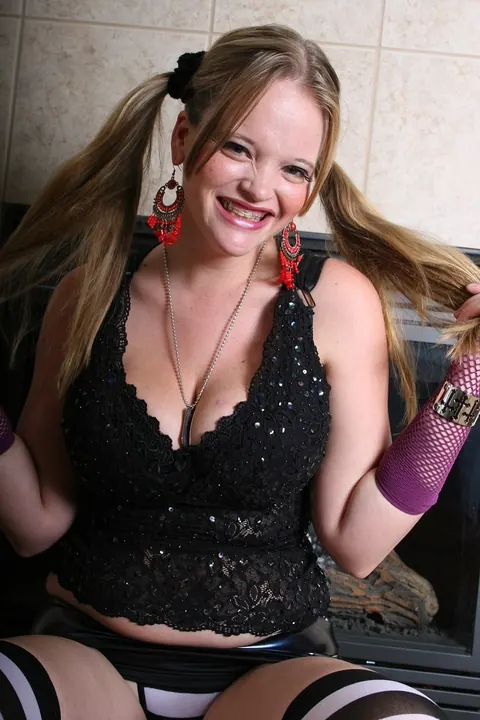 Kissy Darling: Tall Blonde in Stockings Shows Off Her Big Natural Tits – photo 7 of 21