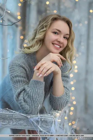Thick Blonde Removes Her Grey Sweater for Nude Posing