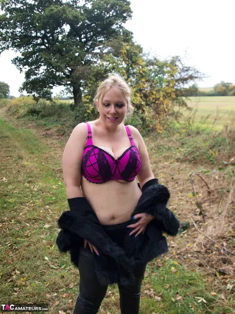 Sindy Bust: Curvy British Blonde in Lingerie Flashes Her Big Tits in the Forest – photo 5 of 16