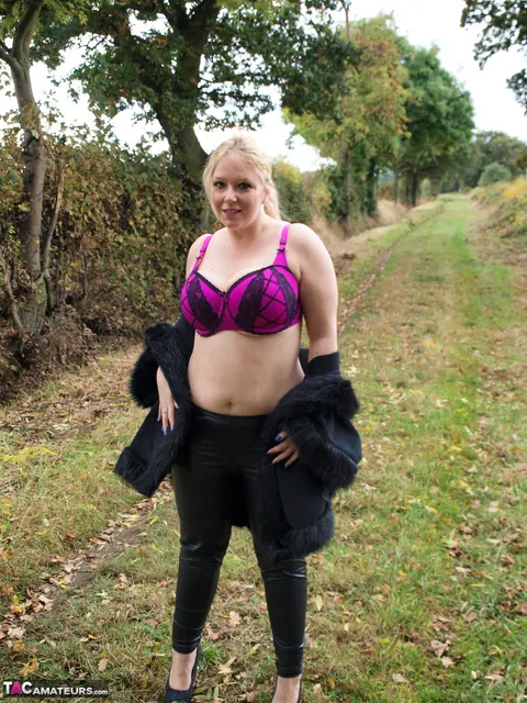 Sindy Bust: Curvy British Blonde in Lingerie Flashes Her Big Tits in the Forest – photo 4 of 16