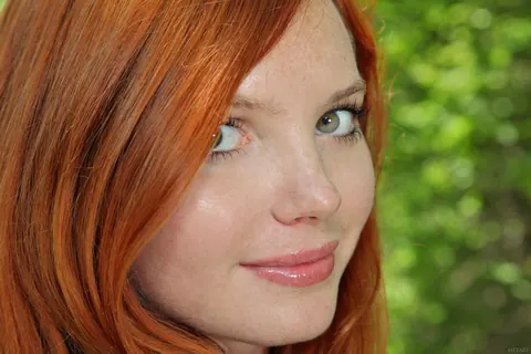 Sindi B: Redhead Lifts Her Skirt to Show Her Nude Body Outdoors – photo 7 of 21