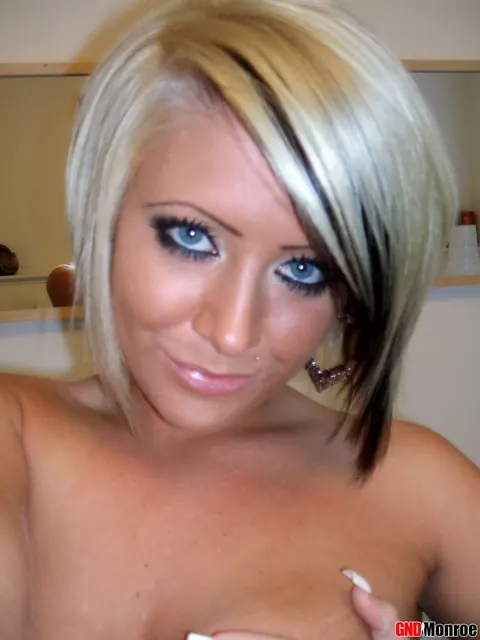 Blonde Strips for Nude Self-Shots in the Bathroom – photo 11 of 12