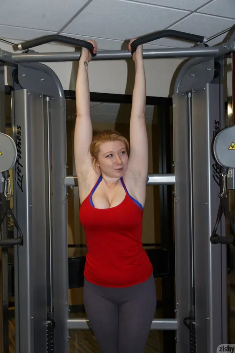 Irelynn Dunham: Curvy Redhead Shows Off Her Big Natural Tits After a Workout at the Gym – photo 4 of 12