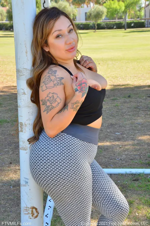 Thick Latina MILF Spreads Her Cheeks in Yoga Pants Outdoors – photo 12 of 20
