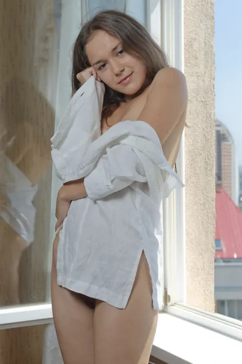 Woman Undresses Fully and Poses for Glamour Shots – photo 4 of 21