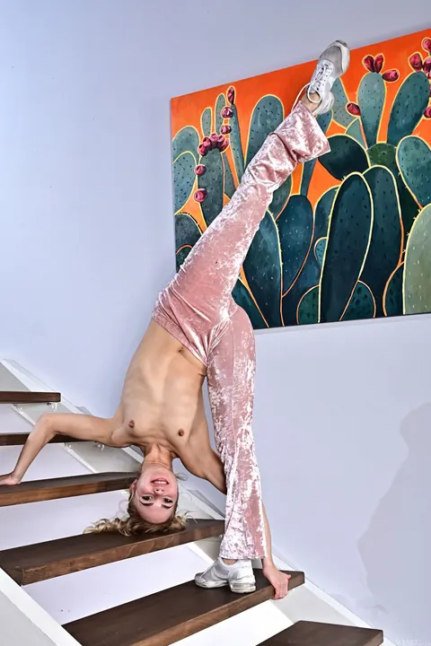 Lana Foxy: Ukrainian Blonde Spreads Her Legs and Shows Her Pussy – photo 4 of 21